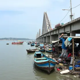 Ponte do trapiche do mercado do peixe desaba e atinge embarcações em Abaetetuba | Pará | O Liberal