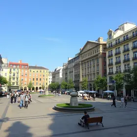 Visitar as praças públicas da cidade