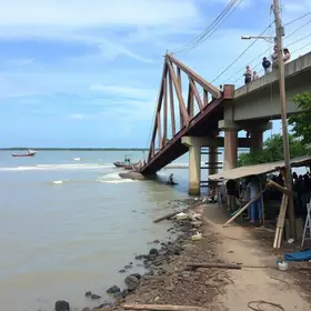 Ponte de acesso ao trapiche do Mercado de Peixe desaba em Abaetetuba, no Pará
