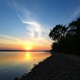 Assistir ao pôr do sol às margens do rio